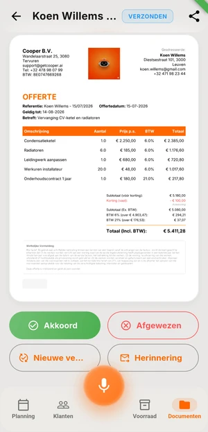 Een verzonden offerte in de Cooper-app voor Koen Willems: vervanging van CV-ketel en radiatoren, met de automatische wettelijke vermelding en het totaal.